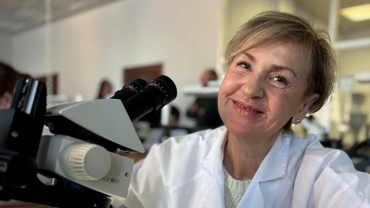 Ведущий эксперт сортировки мелких алмазов Вера Мелешкина на работе