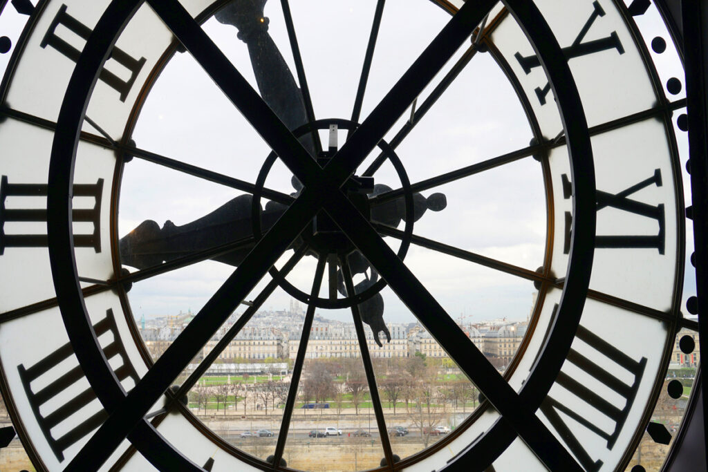 Вид изнутри гигантских стеклянных часов в музее Орсе