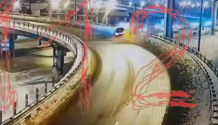 Опубликовано видео момента падения Mercedes с эстакады МСД на МКАД 