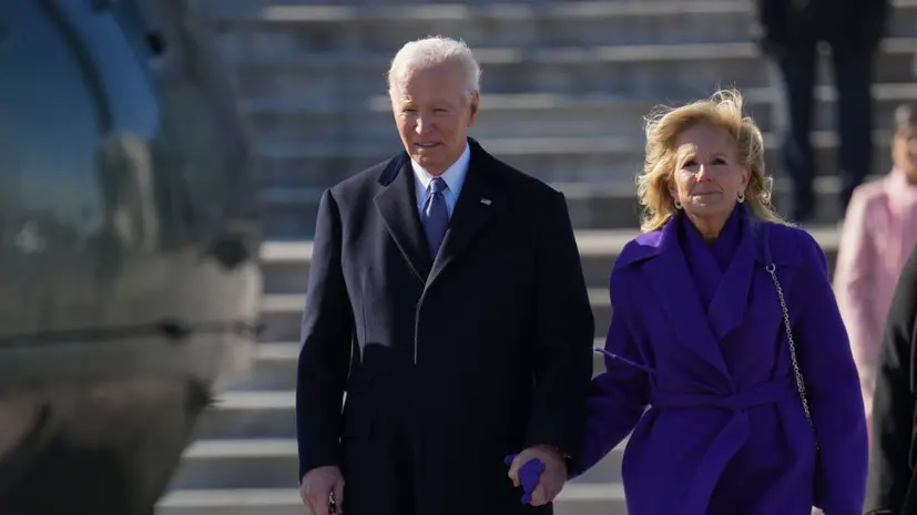 AP: охранник жены Байдена случайно выстрелил себе в ногу