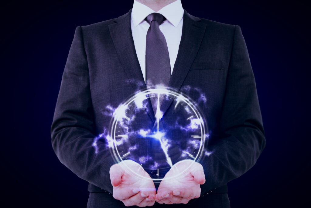 Бизнесмен держит голограмму часов в руках