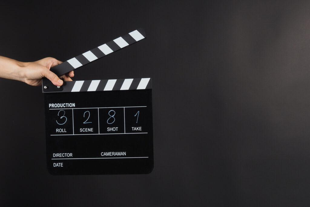 Черно-белая хлопушка в руке
