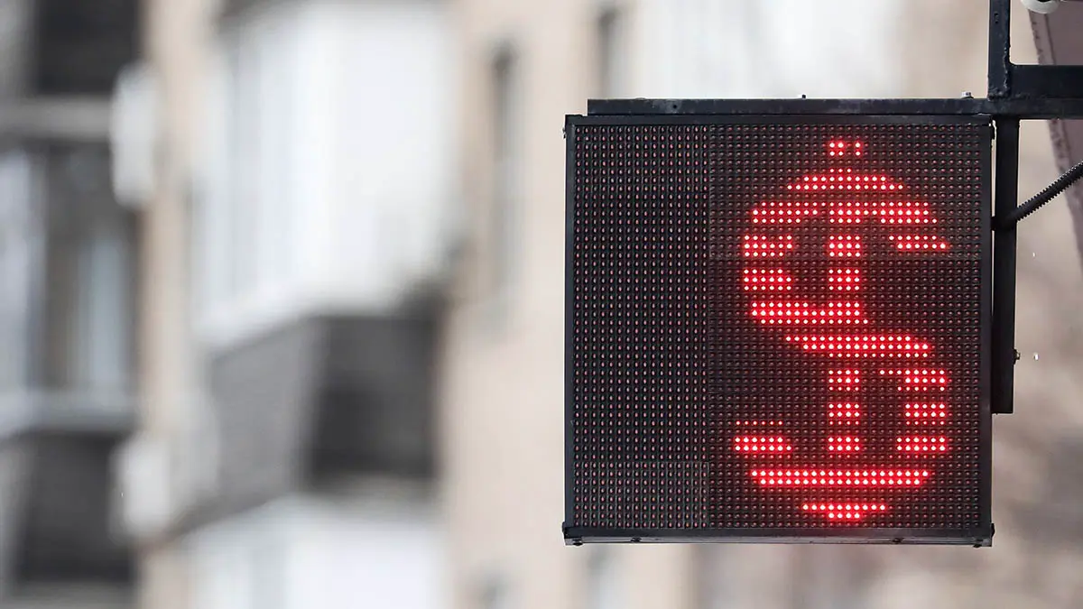 Центробанк резко понизил курсы доллара и евро более чем на два рубля