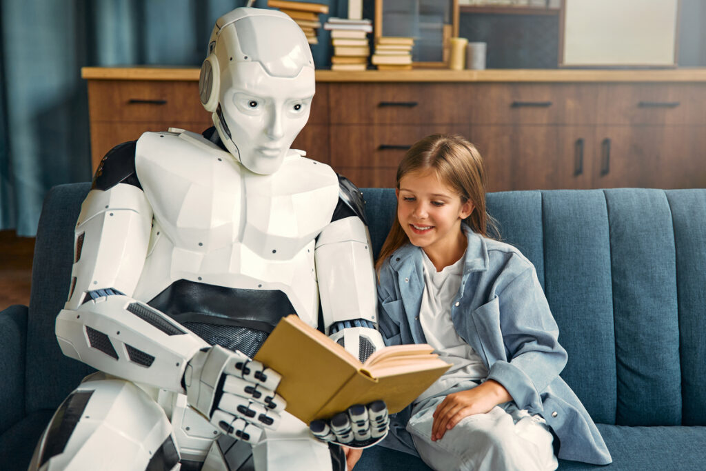 Девочка и робот читают книгу вместе на диване