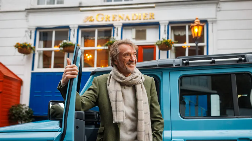 Джим Рэтклифф на фоне паба Grenadier в Лондоне