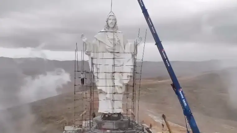 Статую Христа установили на границе Ливана и Сирии