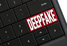 Компьютерная клавиатура с красной кнопкой «Дипфейк»