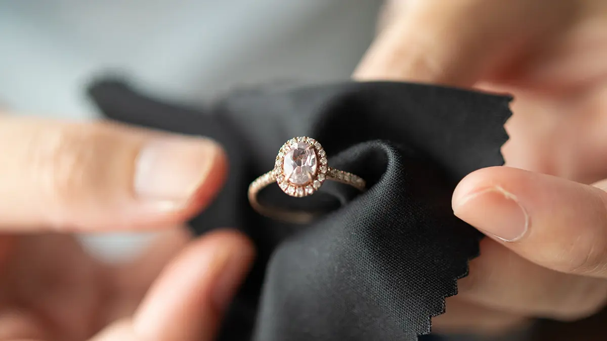 Сын москвички передал курьеру драгоценности на миллион рублей