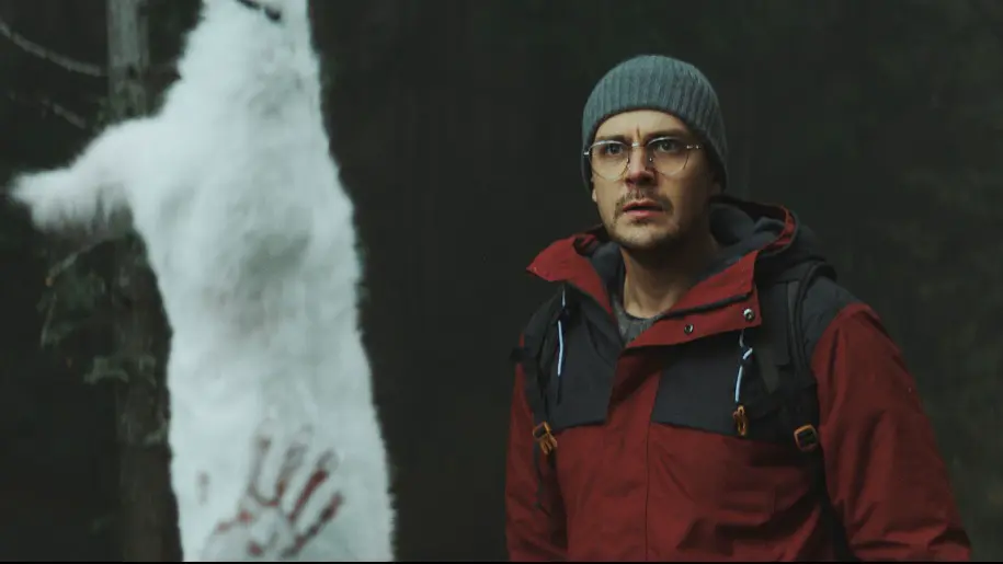 Кадр из фильма «Изоляция», где Милош Бикович сыграл Йована, оставшегося надолго в лесу наблюдать за животными