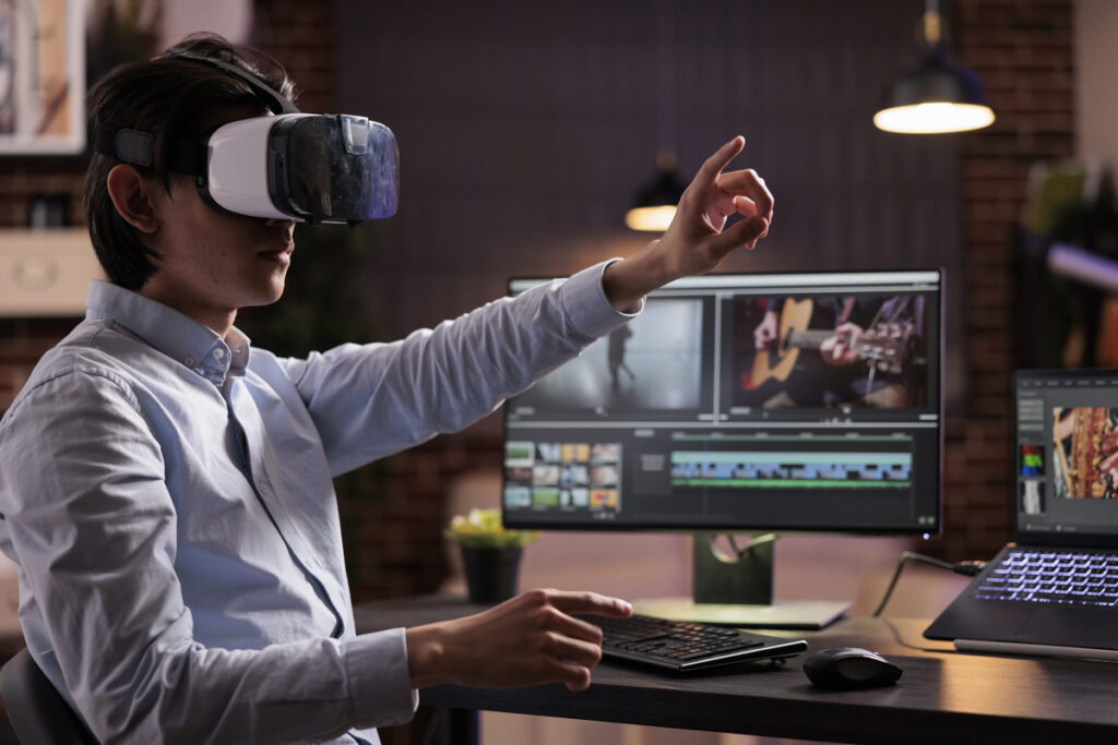 Мужчина в гарнитуре виртуальной реальности монтирует видео