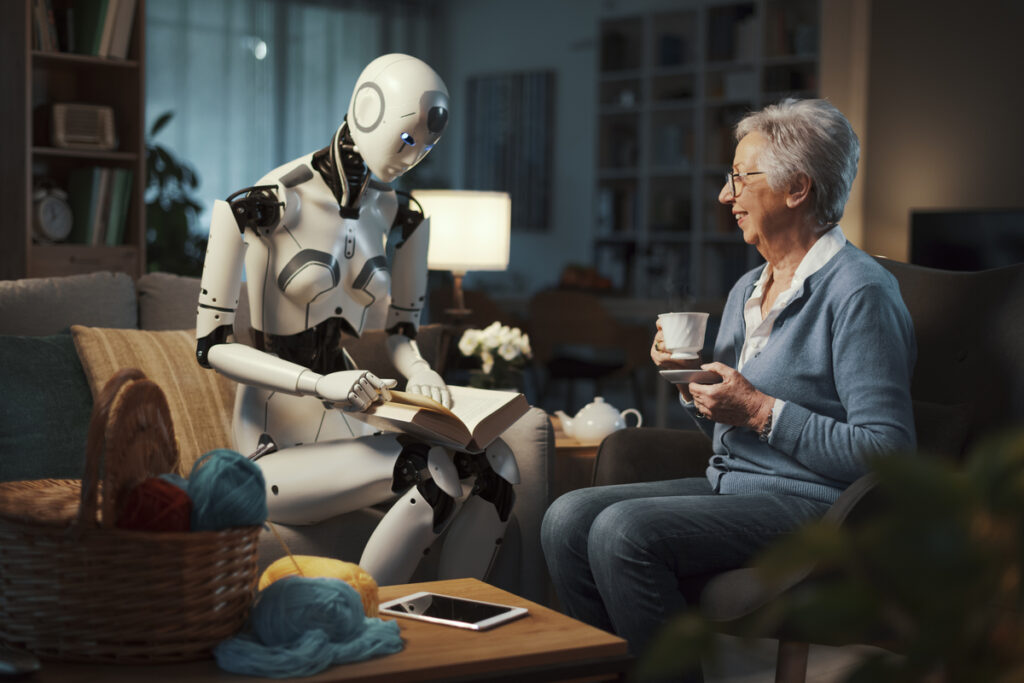 Пожилая женщина наслаждается чаем в компании робота
