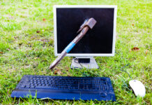 Почему не только возраст определяет отношение к технологиям Разбитый молотком компьютерный монитор на зеленой траве