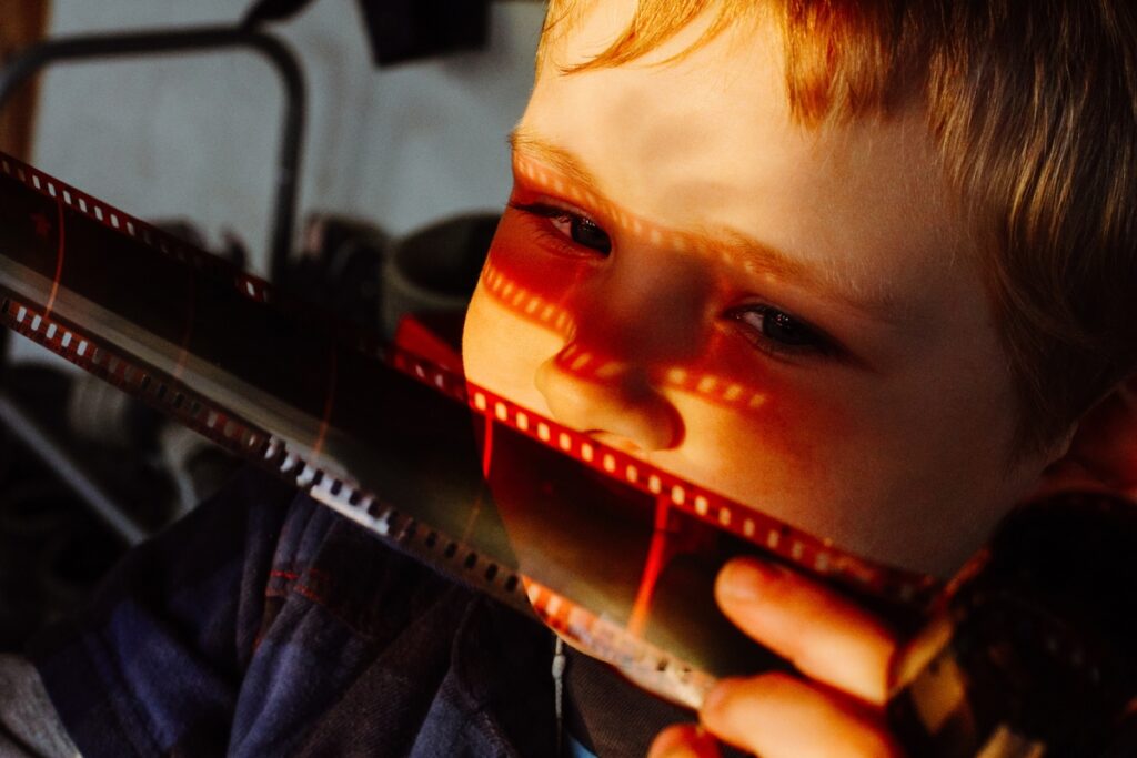 Ребенок держит в руках кинопленку