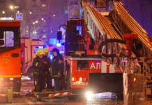 Второй пожарный поезд тушит огонь в бизнес-центре "Турас" в Москве vtoroj pozharnyj poezd tushit ogon v biznesczentre turas v moskve-journalrf-ru-0