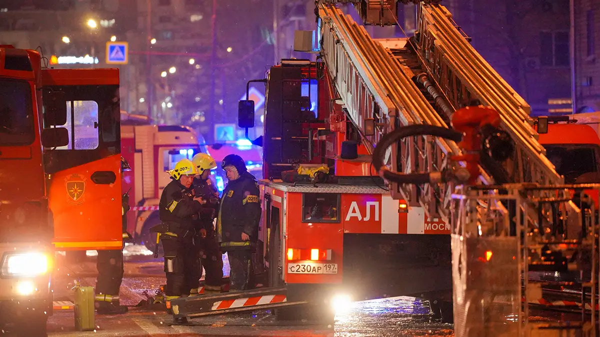 К месту тушения пожара в бизнес-центре «Турас» запросили второй пожарный поезд