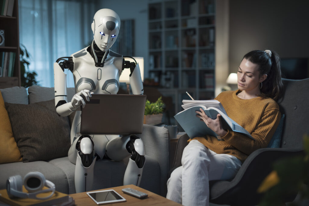 Женщина учится рядом с роботом, используя ноутбук