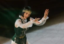 Алина Загитова и Русский вызов: улыбка после оценок Медведевой alina zagitova i russkij vyzov ulybka posle oczenok medvedevoj-journalrf-ru-0