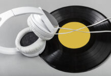 Как способ прослушивания меняет музыку? Белые наушники и черная виниловая пластинка