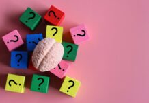 Мы стараемся не думать об этом, но эти угрозы могут изменить наш мир Деревянные блоки со знаками вопроса окружают модель мозга