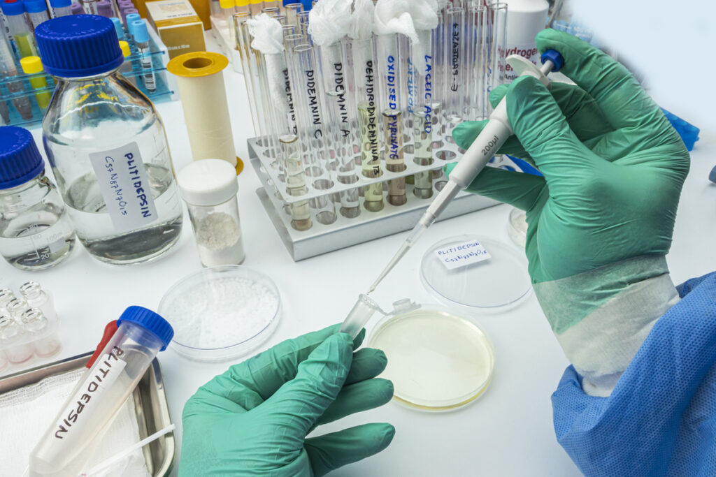 Лабораторные исследования с использованием пипеток и пробирок