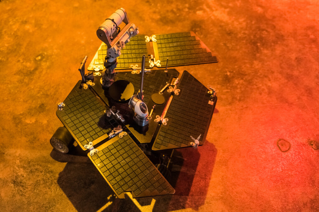 Марсоход-робот на поверхности планеты