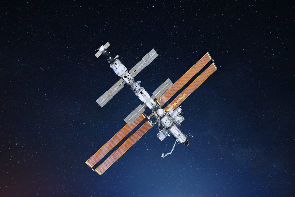 МКС летает в звездном пространстве и исследует дальний космос