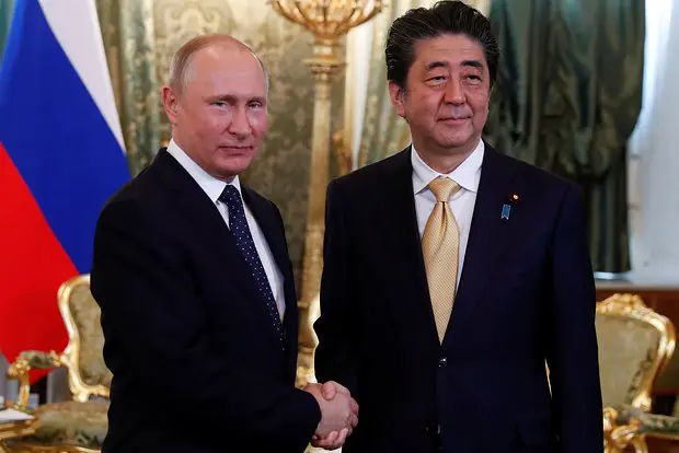 Владимир Путин и Синдзо Абэ на встрече в Москве