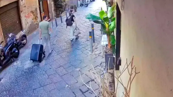 Подросток в Неаполе убил туристку, сбросив статую с третьего этажа 