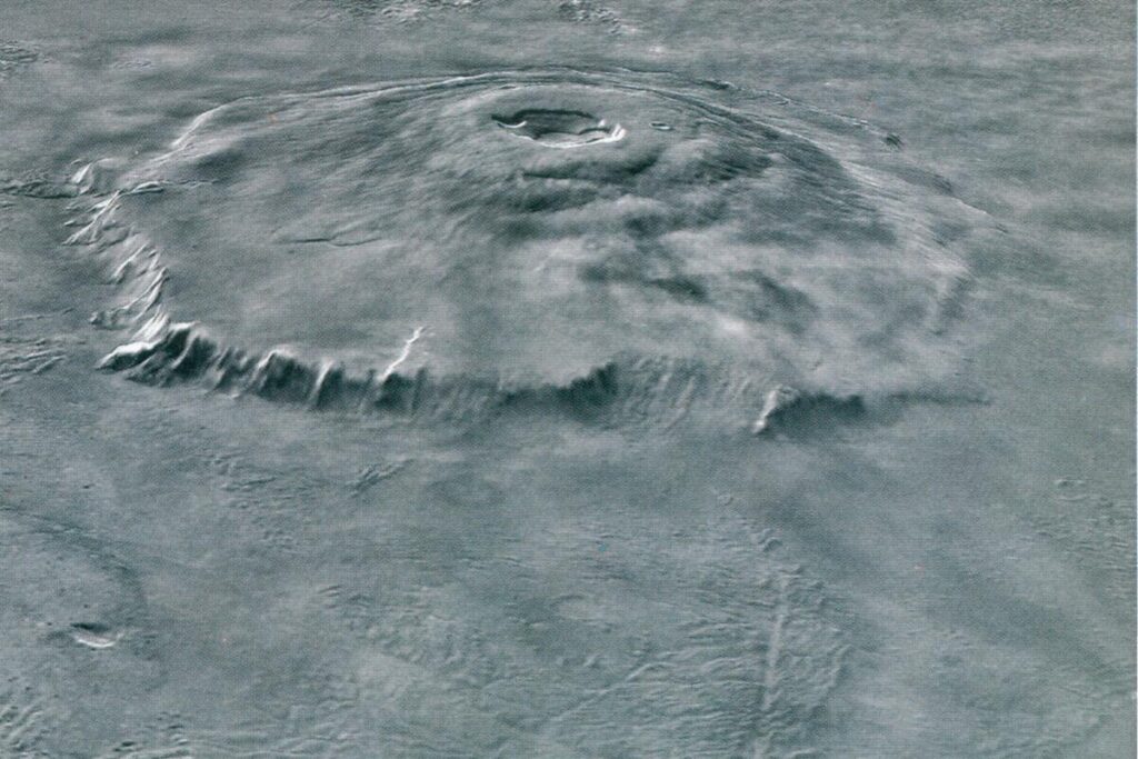 Огромный вулкан Олимп Монс