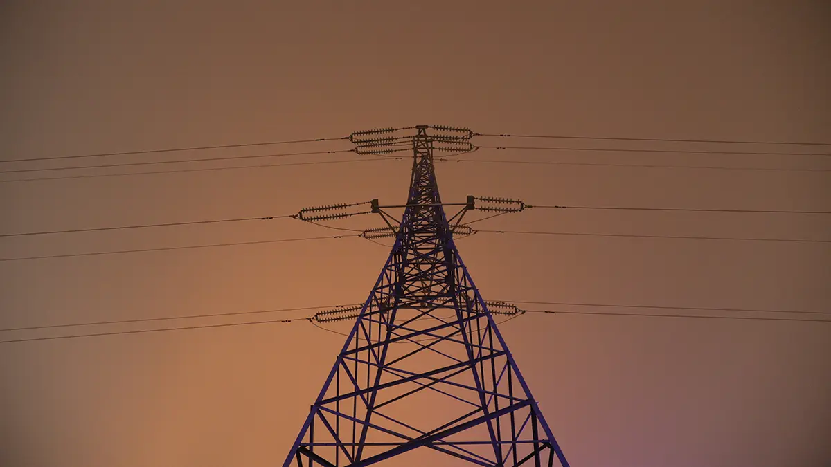 Самолет в США врезался в ЛЭП и рухнул на землю, пилот в критическом состоянии