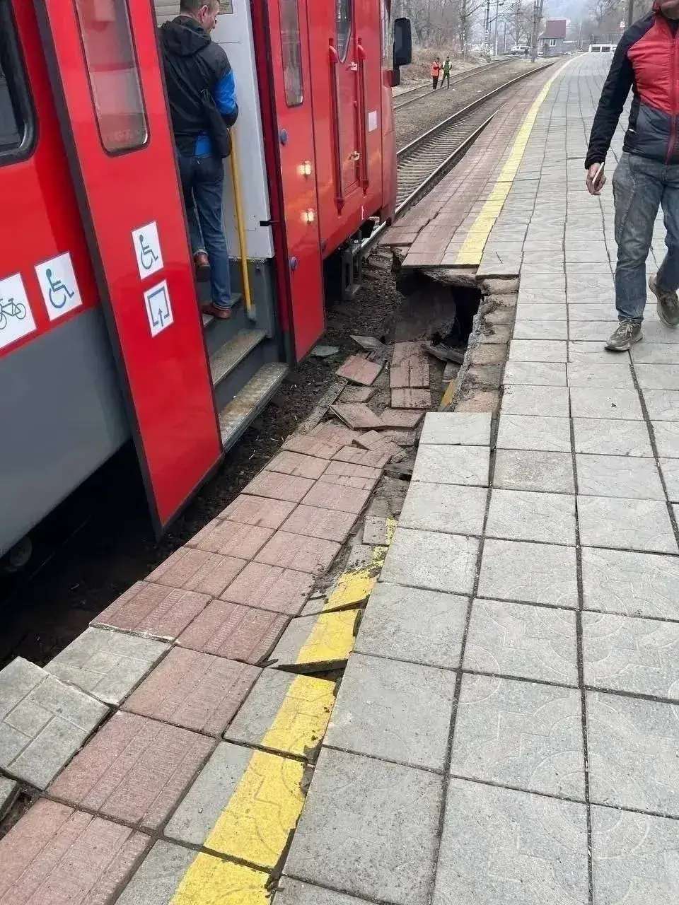 Часть перрона обрушилась во Владивостоке во время посадки пассажиров ТГ-канал &quotНовости Приморья I Владивстока&quot (18+)