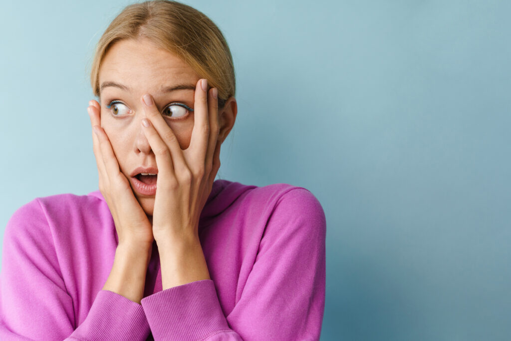 Портрет шокированной красивой девушки
