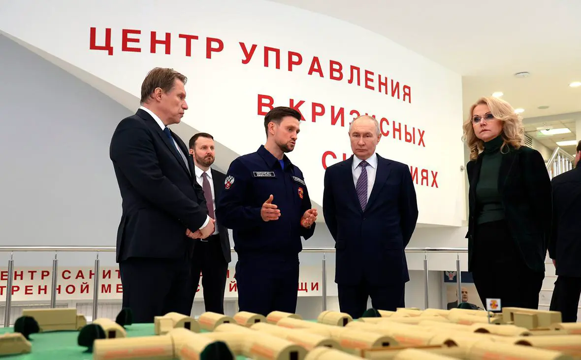 Михаил Мурашко, Максим Орешкин, Алексей Осипов, Владимир Путин и Татьяной Голиковой (слева направо)  (Администрация Президента России)