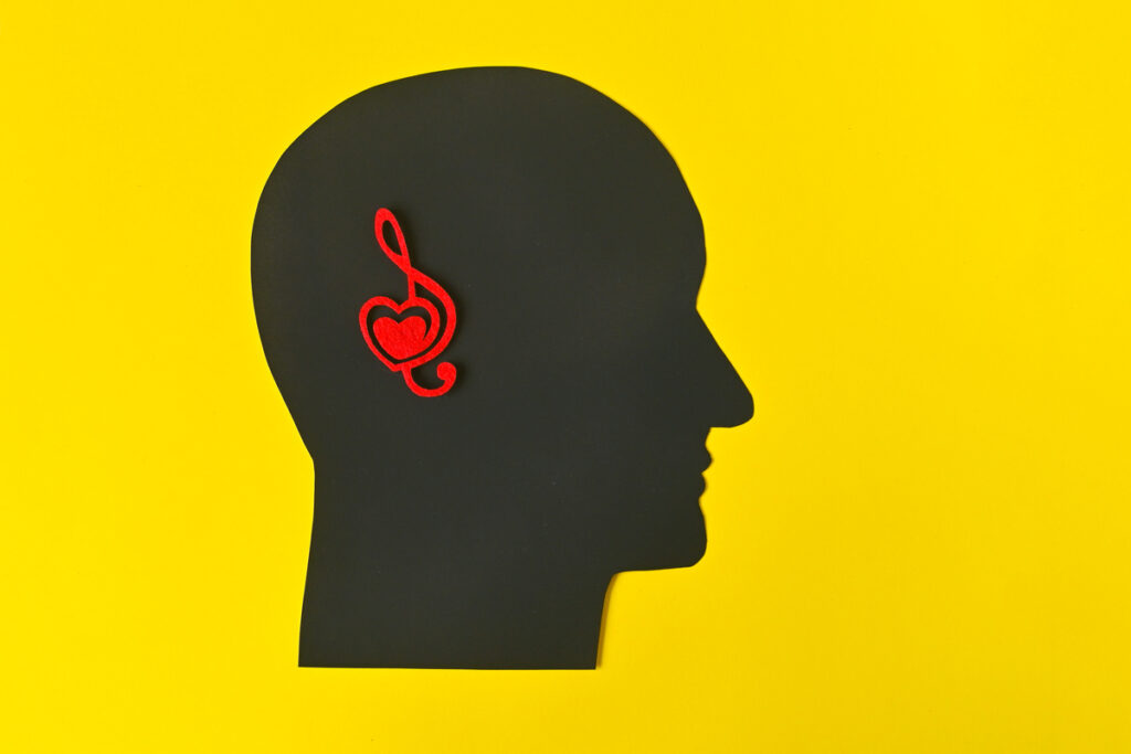 Силуэт головы с сердцем, украшенным скрипичным ключом