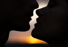 Силуэт целующейся пары на закате