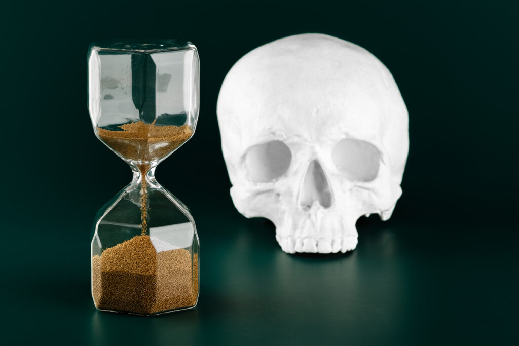 Золотые песочные часы и череп