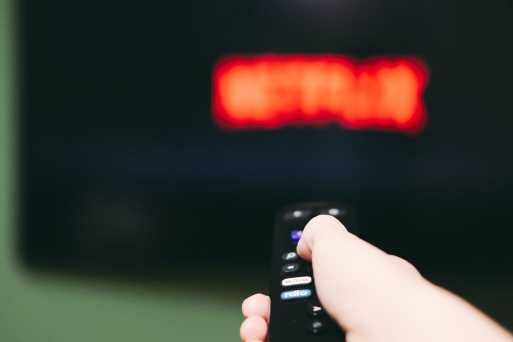 Человек смотрит Netflix на телевизоре
