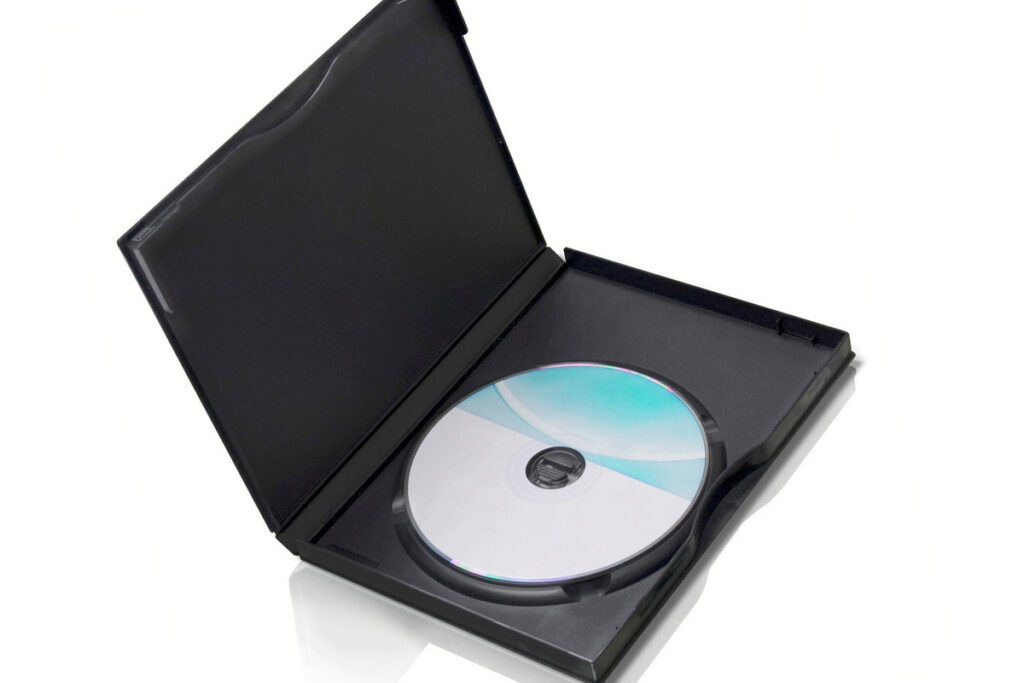 Диск внутри открытого черного DVD-бокса

