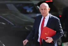 dzhon hili triumfalno vyletel iz estonii nesmotrya na pomehi-journalrf-ru-0