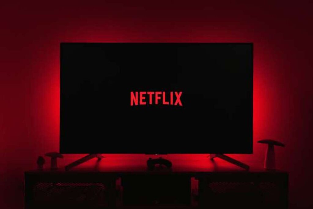 Логотип Netflix на телевизоре
