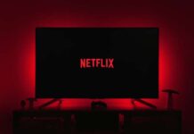 Логотип Netflix на телевизоре