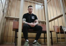 Максим Завирюха под домашним арестом после суда в Москве maksim zaviryuha pod domashnim arestom posle suda v moskve-journalrf-ru-0
