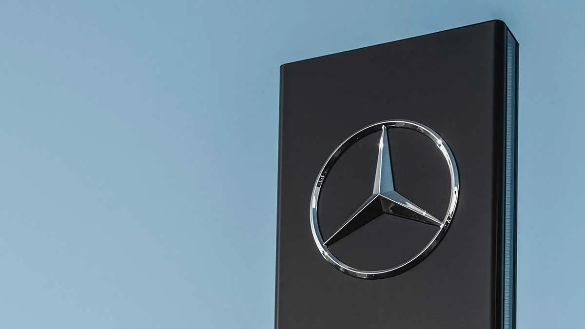 Mercedes-Benz продал все свои салоны в Берлине канадскому бизнесмену
