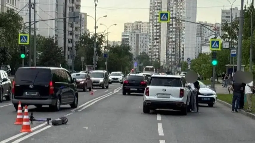Две школьницы на электросамокате врезались в машину на юго-востоке Москвы