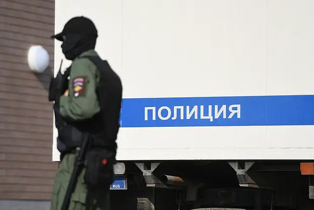 Узбекские и индийские мигранты на птицефабрике Петербурга-0
