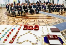 vladimir putin vruchil vysshie nagrady nikolayu kumenovu i evgeniyu rochevu-journalrf-ru-0