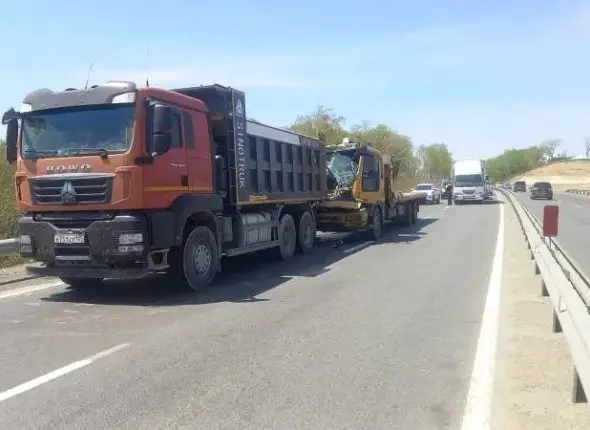 Грузовик врезался в фуру из-за малой дистанции на трассе &quotУссури&quot Пресс-служба УМВД России по Приморскому краю