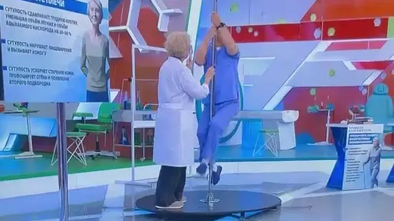 «Знаю, куда пойти работать!»: врач Мясников взобрался на шест во время съемок