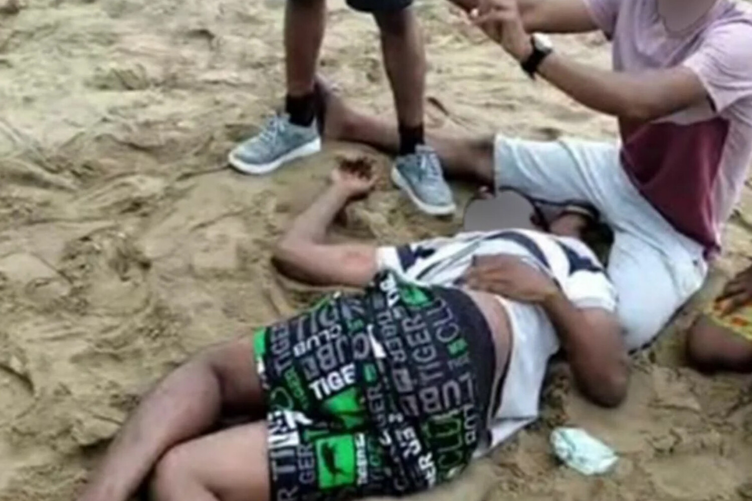 Неожиданный инцидент на пляже в Таиланде: культурное недопонимание или нарушение границ? 75fd3c61-27a4-47b2-96c2-acd8f64f4034-675f1b3a