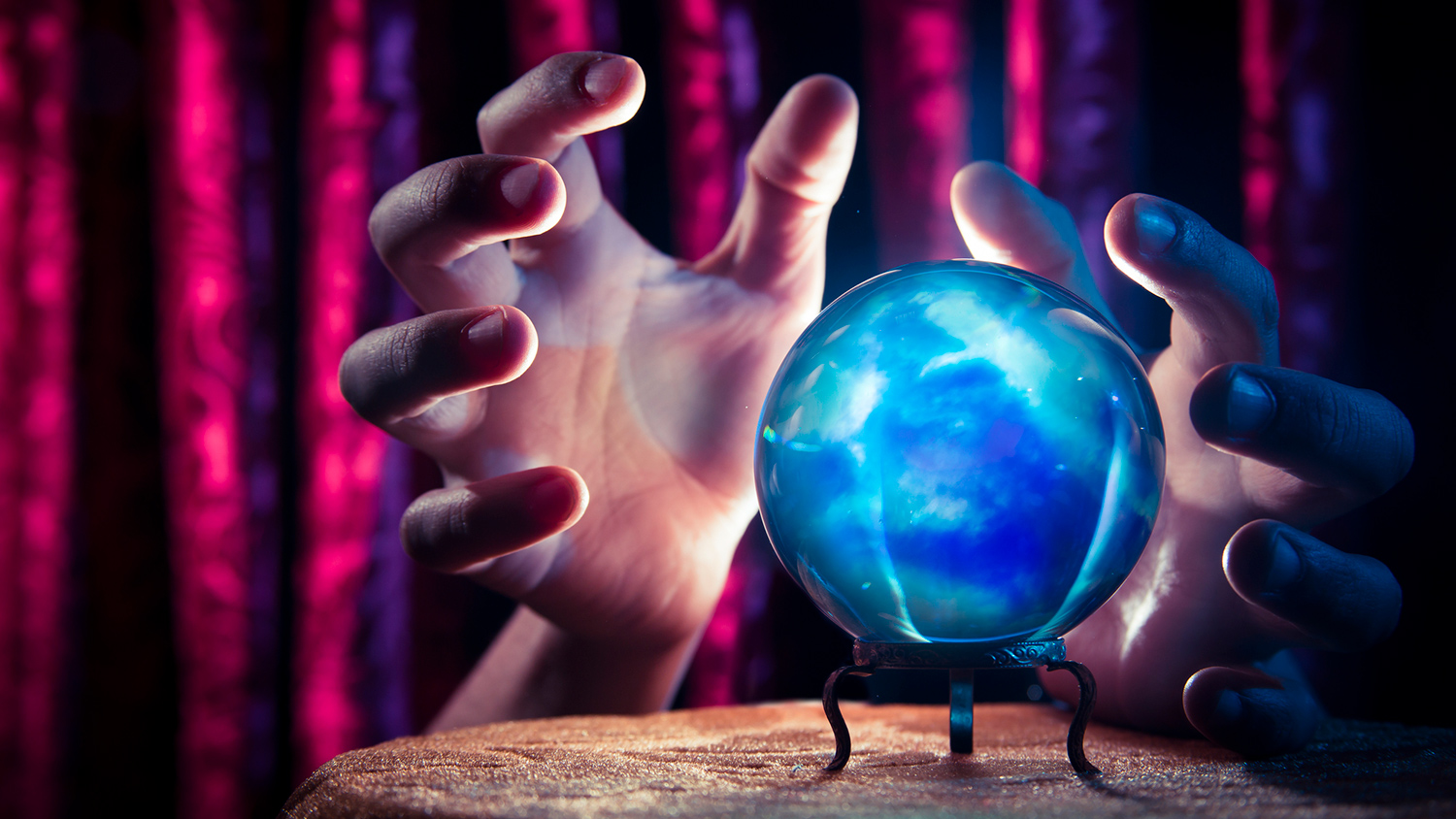 Рост популярности эзотерических услуг в России: новые тенденции и перспективы Fortune teller’s Crystal Ball with dramatic lighting